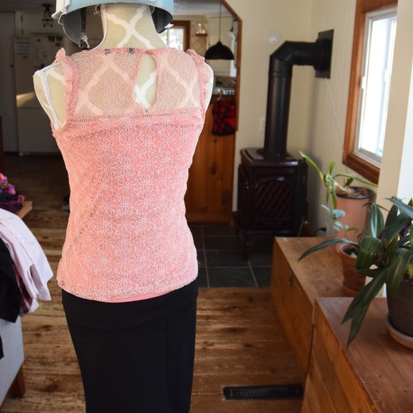 Pretty pink lace top - Picture 2 of 6